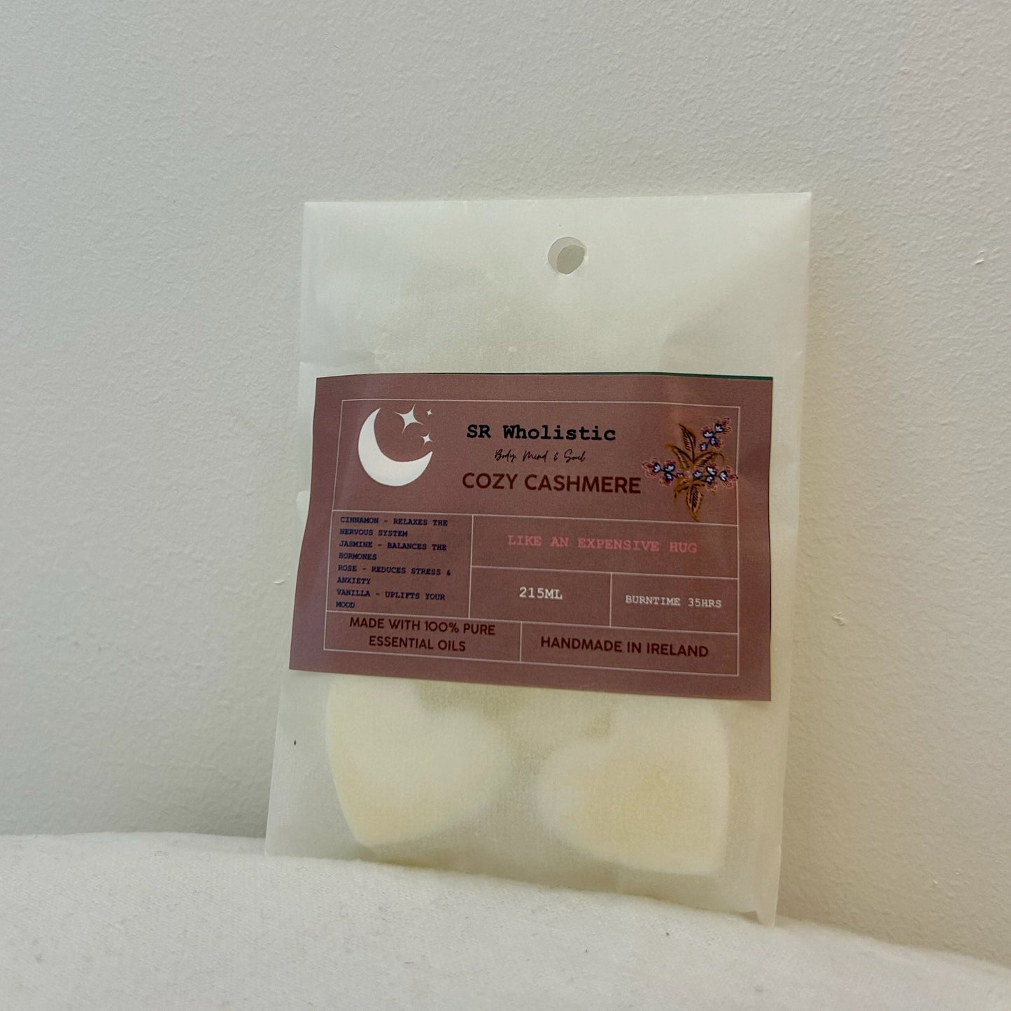 “Cosy Cashmere Wax Melts – a comforting blend of cinnamon, jasmine, rose and vanilla in eco-friendly packaging with heart-shaped melts.”
