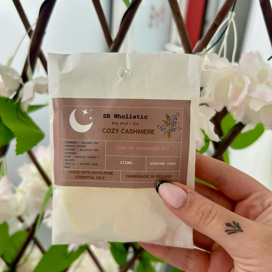 Cosy Cashmere
Cinnamon, jasmine, rose & vanilla wax melts on chunky knitwear with candlelight for a soft, snug atmosphere